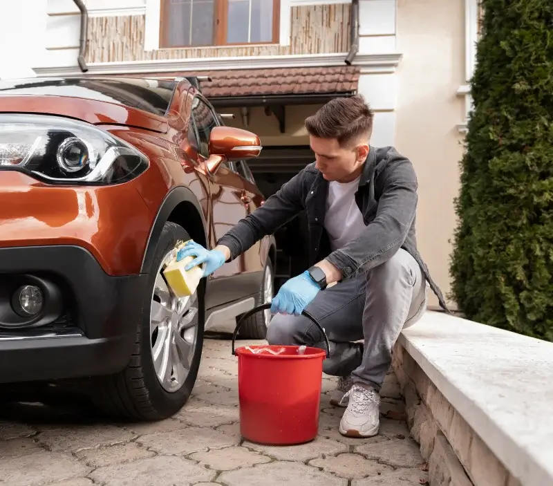 Lavage auto à domicile Auxi-le-Château : professionnel intervenant sur un véhicule